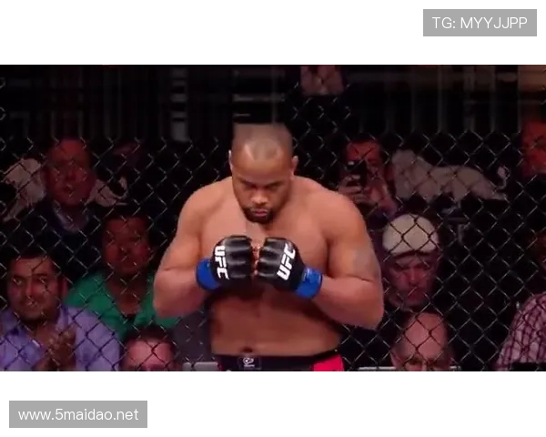 乔恩·琼斯在家练完拳顺手把保时捷钥匙扔泳池了